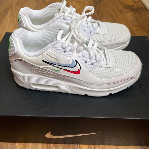 NWOB Air Max 90 ‘Swoosh Pack’ / White/Aluminum/Black/Light Green Spark / size 5Y - Picture 4 of 6